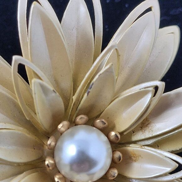 Vintage 3D Pearlized Beige Enamel Flower Brooch Pin Faux Pearl Center Collectibl - Picture 8 of 11